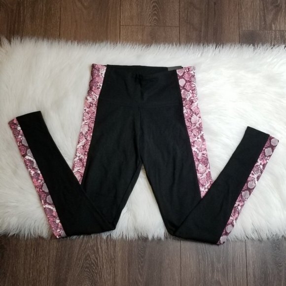 Victoria's Secret Pants - 💖Victoria's Secret Snake Print Ankle Leggings